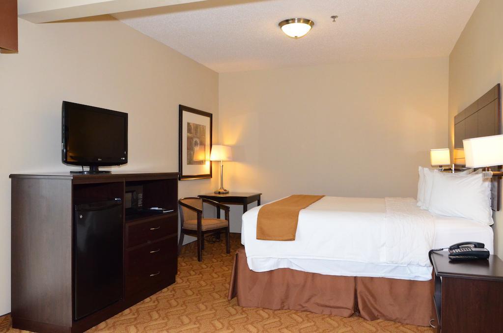 Cobblestone Inn & Suites - Lake View Room photo