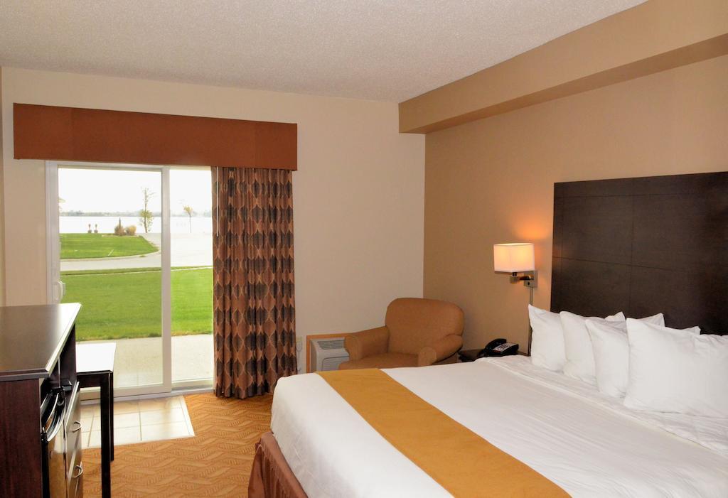 Cobblestone Inn & Suites - Lake View Room photo