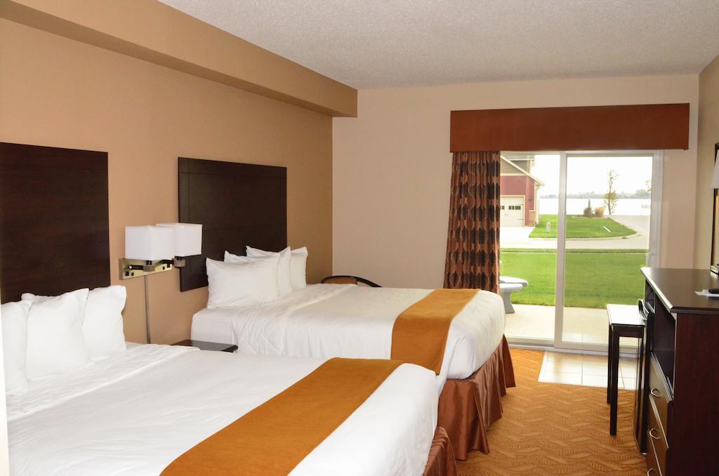 Cobblestone Inn & Suites - Lake View Room photo