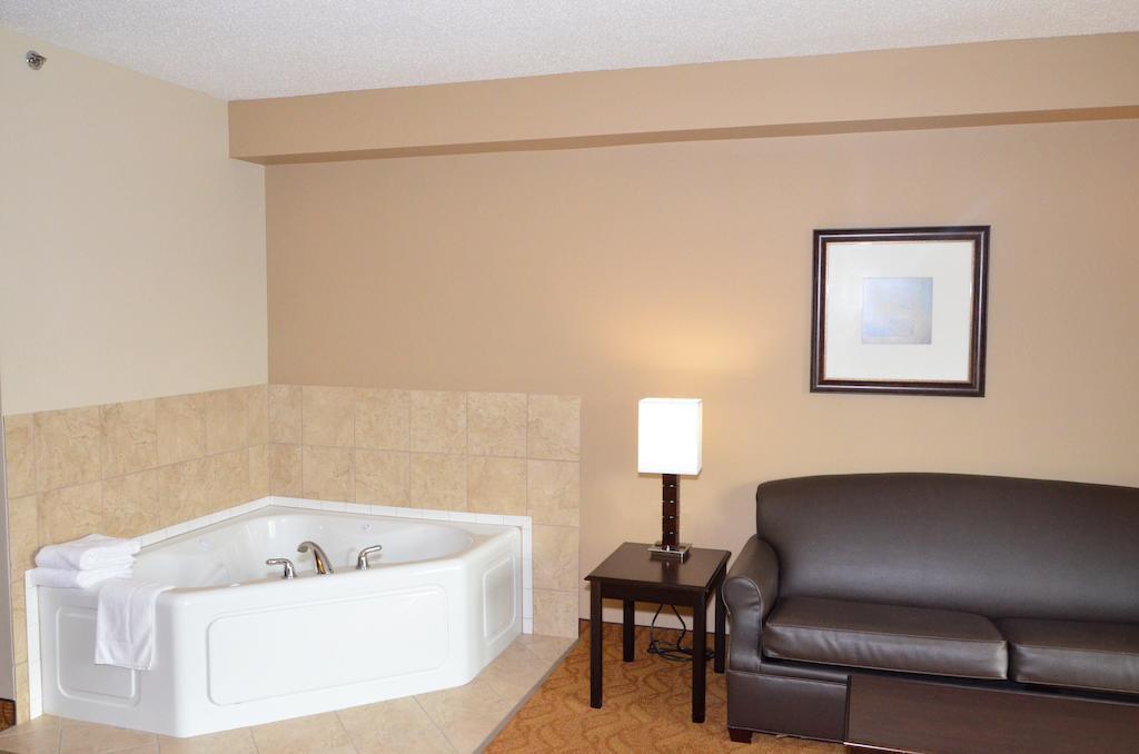 Cobblestone Inn & Suites - Lake View Room photo