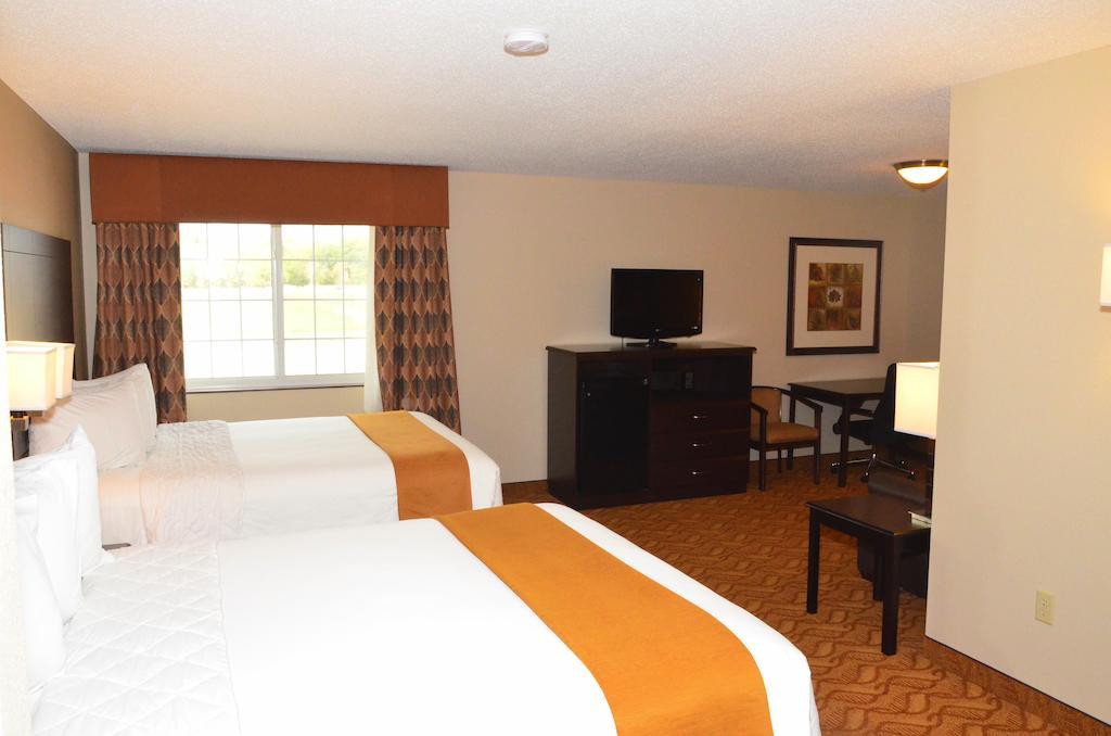 Cobblestone Inn & Suites - Lake View Room photo